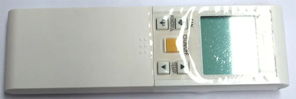 Fernbedienung für Daikin-Wärmepumpen-Konvektoren mit Tasten für Temperatur, Ventilator und Leistung. Ein Display zeigt aktuelle Einstellungen an.